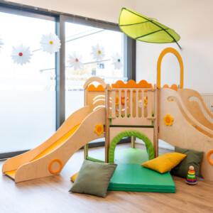 Bewegungsspielbereich mit Rutsche Bewegungsspielbereich mit Rutsche